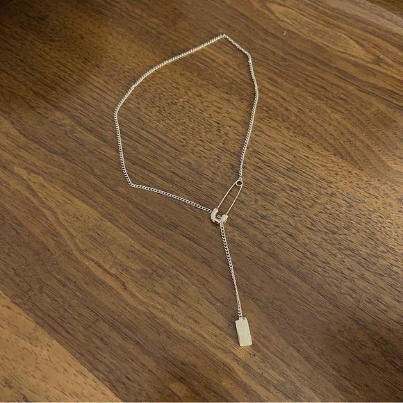 RESTOCKED ✨ SAFETY PIN STAINLESS STEEL YELLOW GOLD NECKLACE - Picture 5 of 6